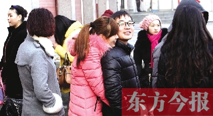 在鄭州市二七區(qū)婚姻登記處，新人們?cè)陂T(mén)外排長(zhǎng)隊(duì)