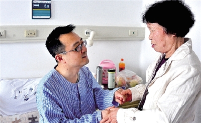 “媽媽,謝謝您的支持!”耿斌拉著媽媽的手。