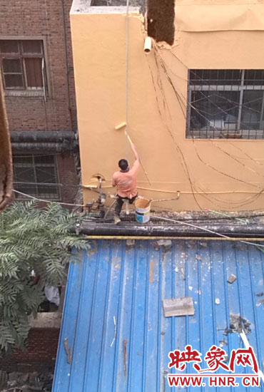 在13年11月多家媒體該酒店加蓋事件后，該酒店派人將樓層加蓋處統(tǒng)一刷上黃漆(附近小區(qū)居民提供)