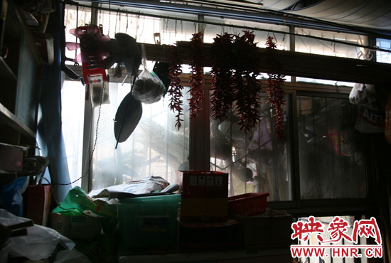 受影響的住戶將自己的窗戶遮擋起來，以防被加蓋樓層住戶看到自家