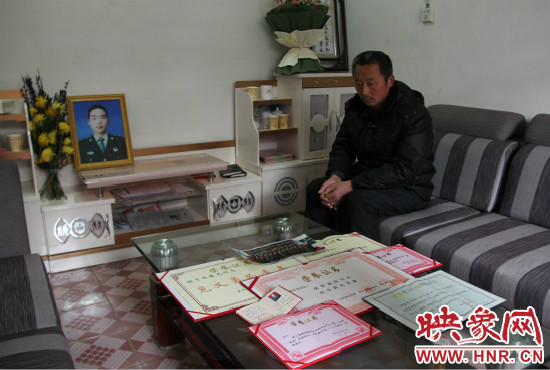 救火英雄鄭春光的父親和兒子獲得榮譽(yù)證書(shū)。