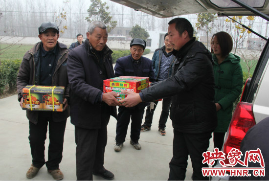 鄭春光的父親鄭慶兵和女兒鄭元元帶著他未完成的夢(mèng)想來(lái)到了鄭集鄉(xiāng)敬老院，看望慰問(wèn)居住在這里的五保老人。