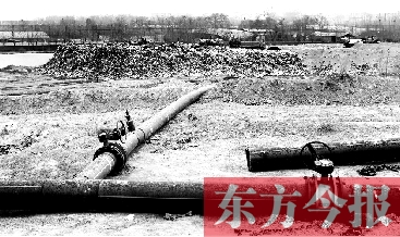 鄭州首座垃圾沼氣電廠并網(wǎng)發(fā)電，集氣管一端連接垃圾山深處，一端連接電廠集氣裝置