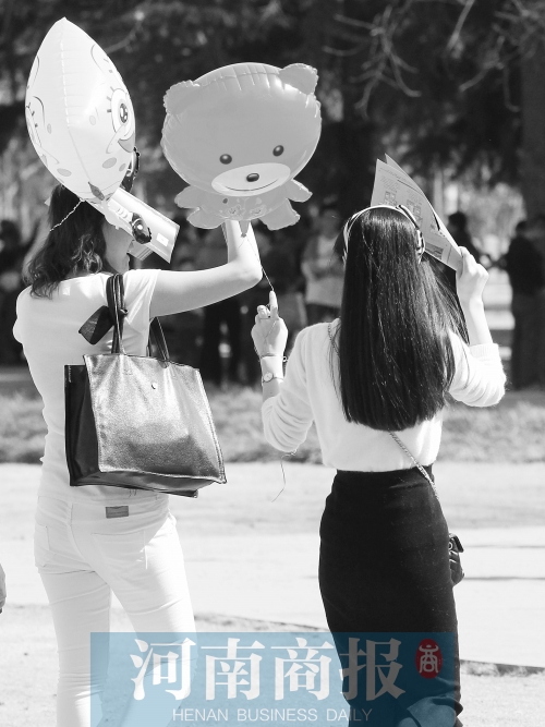 昨天高溫，有人穿上了短袖 記者 鄧萬(wàn)里/攝