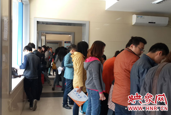 鄭州工商局金水區(qū)分局辦事大廳內(nèi)擠滿(mǎn)人
