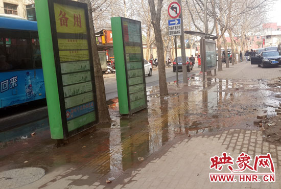 公交車(chē)站處臭氣沖天污水橫流，行人幾乎無(wú)法在此等車(chē)