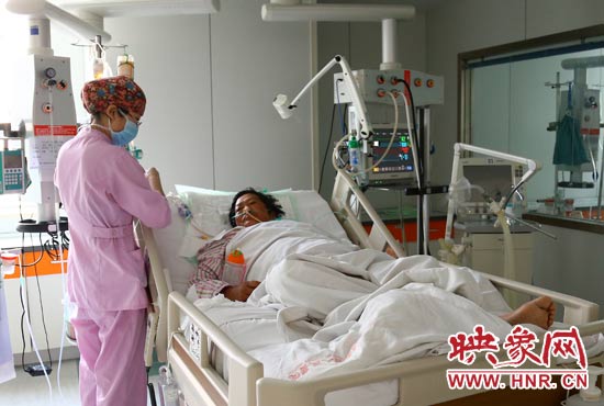 4月4日上午，仍舊躺在重癥監(jiān)護(hù)室里的柴小快正在接受治療。