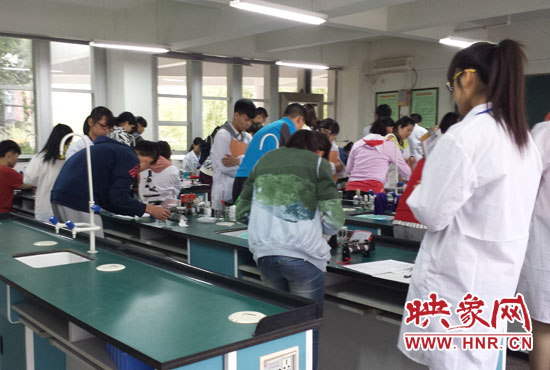 考試采用“一對(duì)一”的監(jiān)考方式。