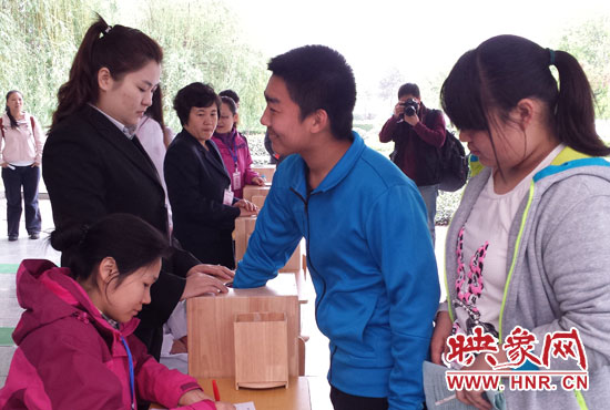 考生本人抽簽決定座號(hào)。