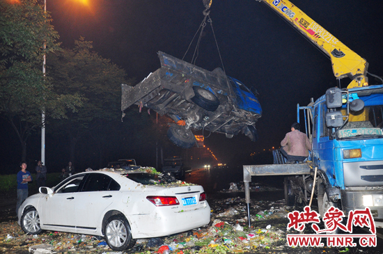 1點(diǎn)40許，兩輛車先后被吊起并拖離現(xiàn)場，停車場的幾位員工將路面清掃干凈，隨后該路段恢復(fù)通行。