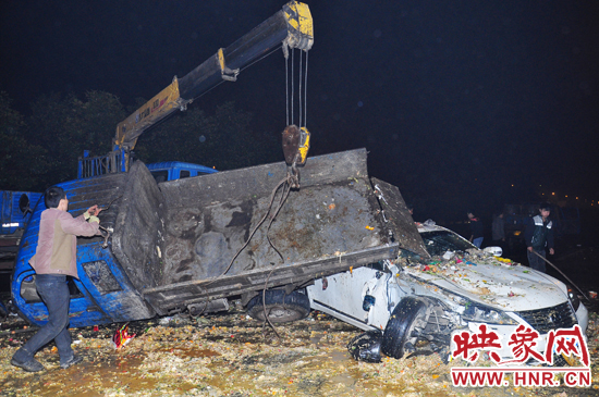 滿滿的一車泔水和垃圾傾瀉而下，鋪撒在路面和凌志車上，數(shù)十米遠(yuǎn)都能聞到泔水的惡臭。