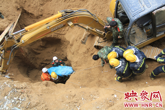 14點10分，經過4個多小時的救援，消防官兵發(fā)現(xiàn)被埋男子，現(xiàn)在正從6米多深的塔吊塌方處抬出。