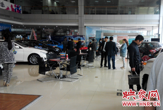 一大早來(lái)到4S店選車(chē)的顧客絡(luò)繹不絕。