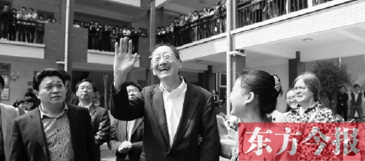 4月23日上午，崔琦偕夫人參觀寶豐一高