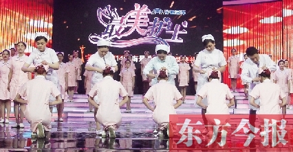 5月6日，“最美護(hù)士”的獲獎?wù)呓o新護(hù)士授帽