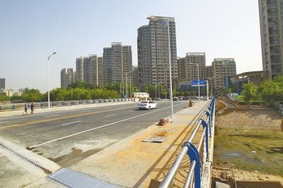 東風(fēng)渠上又一座人車兩用橋正式通車。