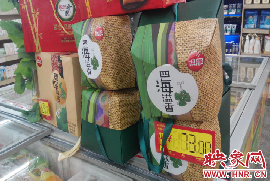 今年商場(chǎng)里的散裝、袋裝粽子多了，盒裝粽子的售價(jià)也更加親民。