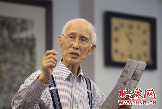 余光中現(xiàn)場(chǎng)朗誦新詩《招魂》。