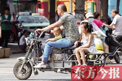 這樣帶著孩子，一個剎車，孩子就有可能摔下車