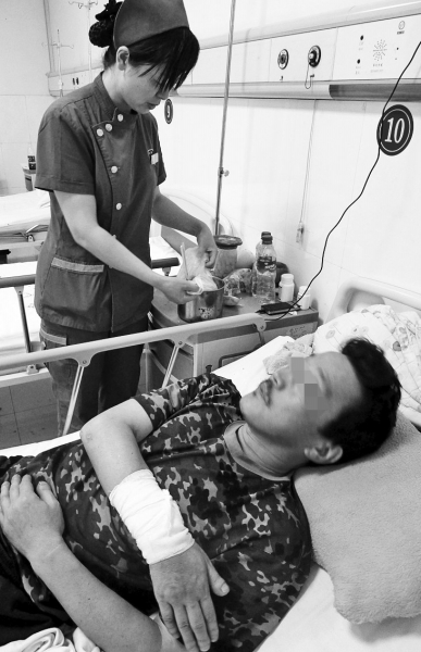 醫(yī)護人員正為受傷的王科聯(lián)換藥