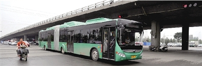 昨日上午，一輛B3快速公交測試車行駛在西三環(huán)的線路上。