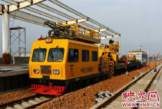 一列工程車(chē)從站臺(tái)駛過(guò)。