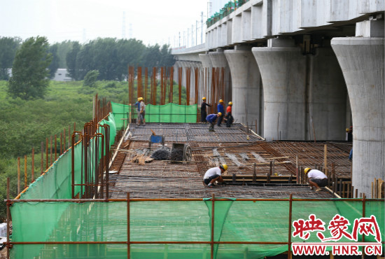 鄭信路站的工地上,工人正在加緊施工。