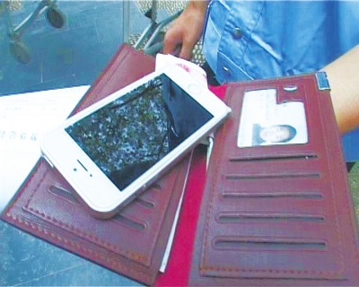 錢包里裝了5000來塊錢，懷里揣著最新的蘋果5S“土豪金”手機(jī)