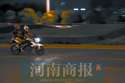 深夜，鄭東新區(qū)，不少人騎著摩托車呼嘯而過