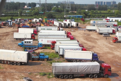 抓賭前，處警民警就藏身在這些廂式貨車內(nèi)。