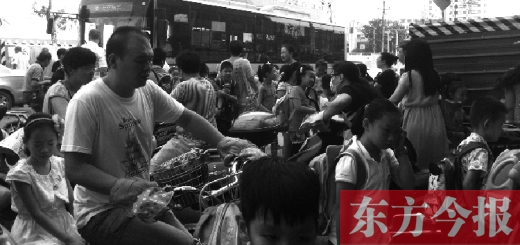 9月4日下午，文化路一小附近，大批陪讀家長接孩子。