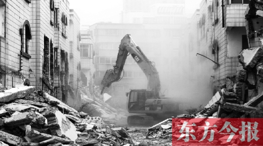 昨日，鄭州市棗莊社區(qū)拆遷現(xiàn)場，揚塵漫天，附近居民叫苦不迭