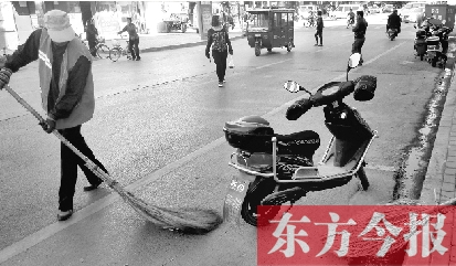 昨日，鄭州市中州大道上，穿梭于車流中上崗的環(huán)衛(wèi)工