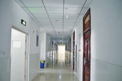 像這樣的攝像頭，宿舍樓里每層安裝了7個(gè)。