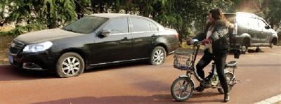 緊臨西三環(huán)一小區(qū)門口停的轎車，8輛車車胎被扎