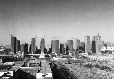 在鄭州市同一地點拍攝的照片，下為1月1日晴朗天氣，上為1月5日霧霾天氣。（拼接圖片）