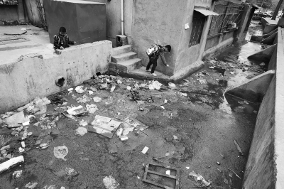 污水溝成了附近的孩子們放學(xué)后逗留的場所，十分令人擔(dān)憂。