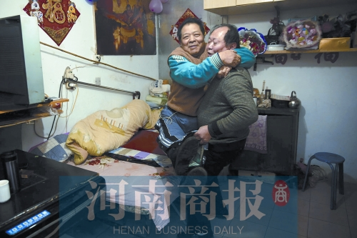 2015年1月15日，老鄰居抱起180斤重的高新海去坐三輪車，準(zhǔn)備出去轉(zhuǎn)轉(zhuǎn)