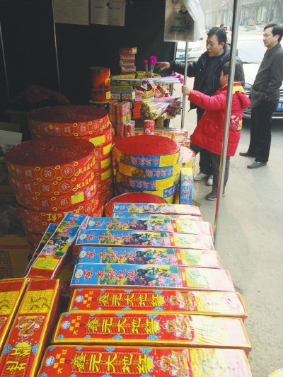 一家鞭炮攤兒前，只有少數(shù)人駐足購買。