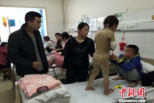 河南跌入油鍋女孩康復(fù)順利全家人醫(yī)院過(guò)春節(jié)