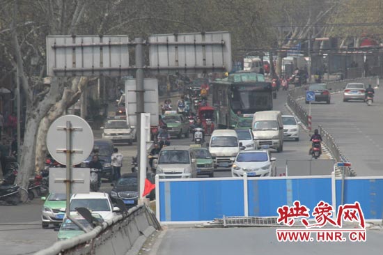 南陽(yáng)路北向南方向擁堵嚴(yán)重。