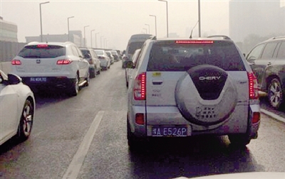 早高峰隴海高架橋從秦嶺路開始，一直向東都已經堵成停車場了。 直播369 圖