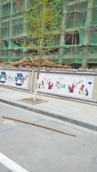 事發(fā)現(xiàn)場，奪命的鋼管還在地上。