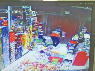 監(jiān)控中顯示，當(dāng)時竊賊抱起募捐箱就跑。