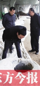 出事后，窨井僅被蓋上了一層布