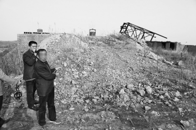 犯罪嫌疑人張保生指認(rèn)拋尸現(xiàn)場(chǎng)