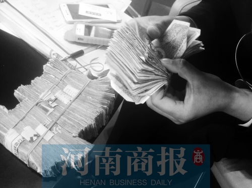 一名店員點(diǎn)了快一個(gè)小時(shí)，只點(diǎn)了一小部分零錢