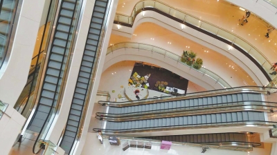 記者趕到現(xiàn)場時看到，墜樓女子面部朝下，上身穿粉紅色長袖上衣，下身穿黑色長褲，腳上沒有鞋。