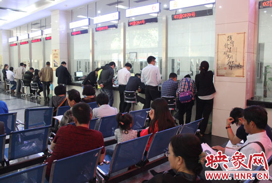 金水區(qū)人民法院立案大廳內秩序井然。