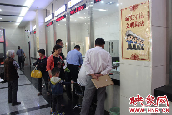 為應對立案登記制度改革后的首個工作日，金水區(qū)法院特地增開了兩個立案窗口。